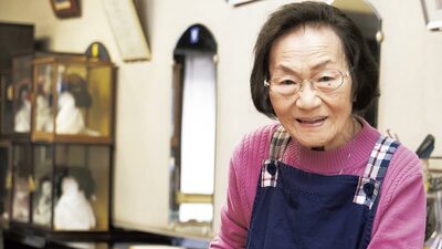 94歳の「髪結いさん」は、日本で唯一の有職美容師。祖母の代から135年続く、京都の老舗《ミナミ美容室》。日本の歴史上の髪型も資料から再現