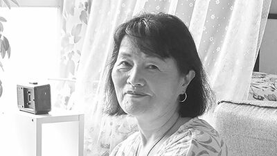 団地で一人暮らしテネキ〜・カルメン76歳「67歳から月11万の年金受給、9年で400万円を貯金。46歳で離婚後2人の子を育て上げ」