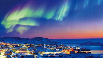 面積の約80％が2000ｍの分厚い氷床に覆われている国、グリーンランド。氷河が大地を削った入り江「アイスフィヨルド」と神秘的なオーロラの共演も