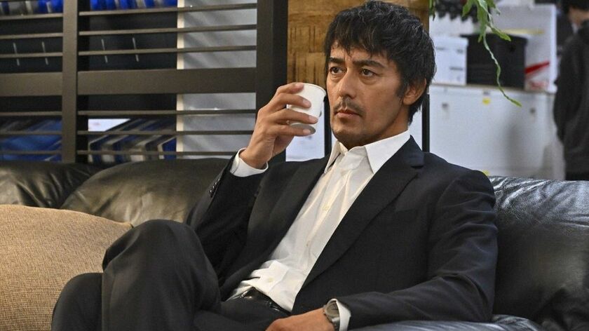 今夜の『キャスター』あらすじ。署長が警察の隠ぺいを内部告発するはずが…テレビ局内に内通者か。独自に暴行事件の真相を調べ始めると…＜ネタバレあり＞