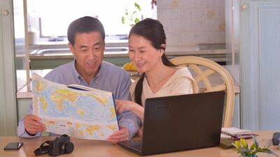 <夫の還暦祝い、娘夫婦2組と海外旅行へ>費用は全額親が負担。姉の「娘の夫の親は不愉快では?」という一言に50代女性「夫婦だけで行くべき?」