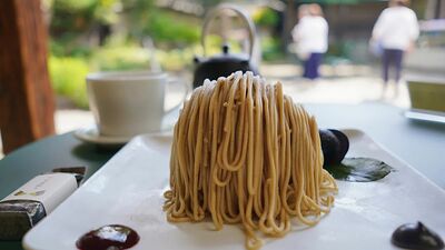 小布施のモンブランの逸品・朱雀。酒造の土蔵をリノベーションした「小布施堂」でいただく