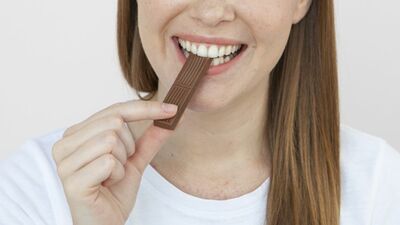 間食は健康に悪くない!?「小腹がすいたら高カカオチョコレート」で4ヵ月で24キロ減！　医師が体験・成功した「最強の間食術」
