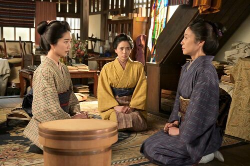 『風、薫る』場面写真　りん（見上愛）、安（早坂美海）、美津（水野美紀）