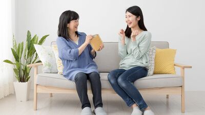 意外とかかる就活費用！親が援助すべき？「本当だったら自分で払えと言いたいけど...」「一旦は援助する」出世払いを採用する家庭も