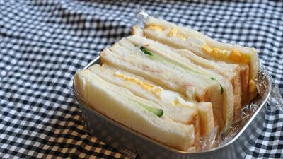 専業主婦だった母が手術で入院した10日間。食事当番は小学校6年生の私。そんな時、遠足でお弁当が必要になり…