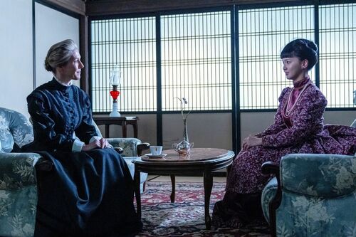 『風、薫る』場面写真　バーンズ（エマ・ハワード）と捨松（多部未華子）