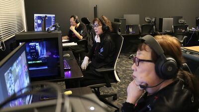 高齢化率全国1位の秋田でシニア限定のeスポーツプロチーム《マタギスナイパーズ》を結成。瞬発力や体力では若者に負けても、頭脳戦で補って