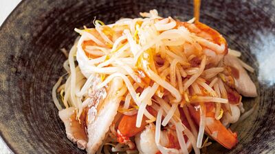 ＜相性抜群！みりんとスパイス＞ナンプラー使いでエスニックテイストに『もやしと豚肉、えびの和えもの』。スイートチリソースで