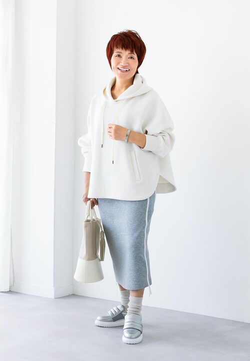 グレースカート/DUE deux フーディー/MOGA バングル/アビステ バッグ/カシュカシュ(アンビリオン) ソックス/靴下屋(タビオ)スニーカー/ヒルズアヴェニュー(プライア)