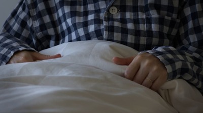 眠れないのは呼吸の浅さが原因かも?加齢とともに肺の弾力性は低下し、寝床に入るとさらに呼吸がしにくくなって…