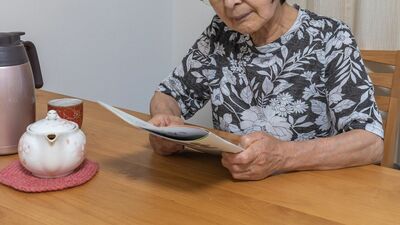 女学校の教師に闇米運びを手伝わされたという昭和一桁生まれの母。骨折して車椅子生活になった今の趣味とは