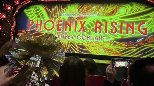 ショー『PHOENIX RISING』開演前の様子