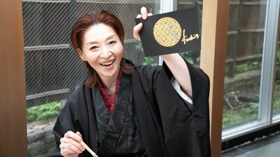 越乃リュウ「晴れ女、雨に降られる金沢の旅。ひがし茶屋街を着流し姿で歩く。宝塚を退団して12年、着付けも、男帯の結び方も、手が覚えていました」