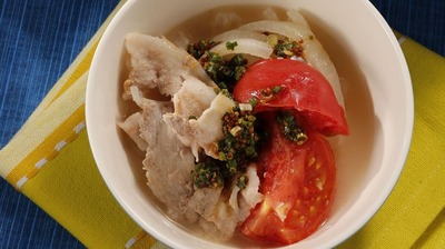 ひとり鍋におすすめ「豚肉とトマトの重ね蒸し鍋」たれには意外な調味料を！トマトをくずしながら食べる絶品洋風鍋。いつもの鍋に変化をつけるおすすめ食材もご紹介