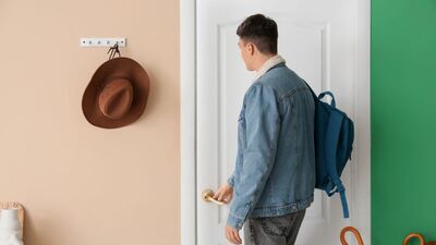休日は<仕事の付き合い>や<趣味>に時間を使う夫に、妻の不満が爆発寸前!「私だって休みたいのに」