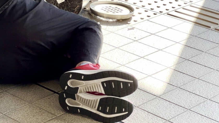 倒れていた男性は「死体」のはずだった。周囲には蛆虫、返事もない。警察官が近づくと急に腕を掴まれ…