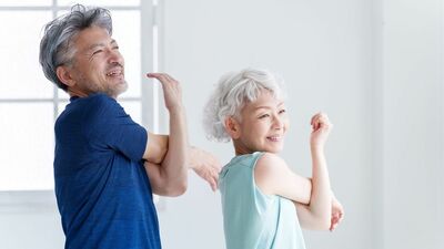 猫背で「スルメ化」していませんか？シニアの猫背は転倒の元！10秒でできる姿勢改善ストレッチで転倒・寝たきり予防