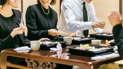 発言権もなく常に見下される存在だった、旧家の「次男」の父。葬儀で久しぶりに会った親戚たちは変わりなくマウントを取り合い、そして弟までも…