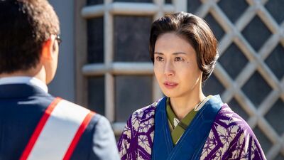 『あんぱん』「死んだらダメよ!」嵩の出征式に乱入した登美子と横でうなずく千代子。視聴者「千代子も登美子と同じ言葉を言いたかった」「登美子が化粧っけもなく人前で取り乱すなんて」