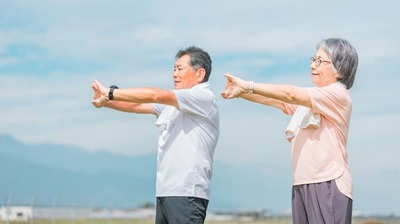 柔軟性を高めて大きなケガを予防!丸まった体を伸ばして柔らかくする「のびのびストレッチ」4種類をリハビリの名医が紹介