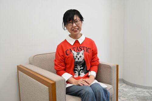 ソファに座り笑う佐々木禎子さん