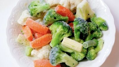 管理栄養士が教える、シニアにオススメのちょい足し食材アイデア。野菜不足解消に、コンビニ弁当と一緒に買いたいお手軽食材とは