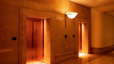 宿で温泉を楽しみ部屋に戻る途中、ふと背中に感じた人の気配。振り向くと、誰もいなかったはずの脱衣所から歩いてきたのは…