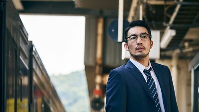 『孤独のグルメ』で知られる漫画家・谷口ジローの名作『遥かな町へ』を実写映画化。48歳が14歳の身体にタイムスリップ。そこは家族が揃った昭和の懐かしい町並みで…