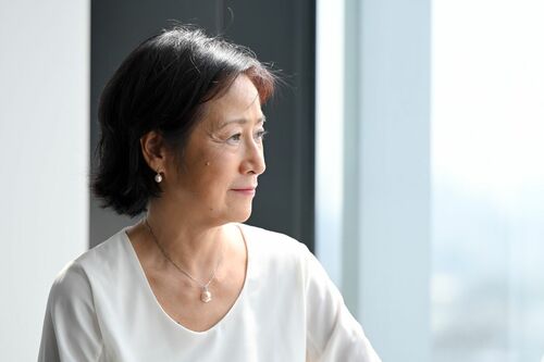 外を見るEPOさんの写真