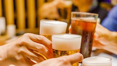 同窓会で55年ぶりに再会した級友から、彼が故郷の栃木で営む居酒屋に誘われた。地元の親友に声をかけ、思い切ってお店を訪れると…