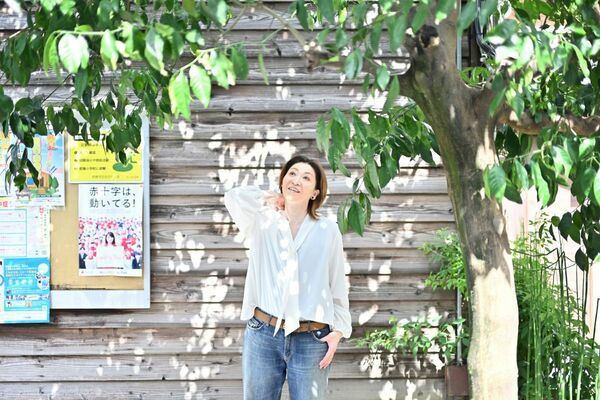 建物の前で佇む越乃リュウさん