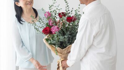 脳出血後のリハビリのため、介護施設に入所してきた70代の元社長。上から目線が困りものだが、60代の看護師に恋をして、まさかの行動に…