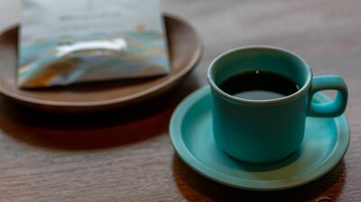 自宅に関わる工事の間、10時と3時、妻は必ず業者さんにお茶を出す。缶コーヒーは数種類用意。支払いは箱菓子と共に。古風だが受けは良く、私はいい人と結婚したなと思う