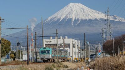 すべての駅から富士山が望める〈岳南電車〉でのんびり列車旅。人とのふれあいを楽しみながら、運転台の横に見つけたガムテープ。なんとその使い道は…