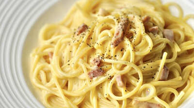イタリア・ローマ料理の代表「スパゲッティ・カルボナーラ」はいつ生まれた？伝承によると第二次世界大戦時の＜アメリカ兵＞に起源があって…