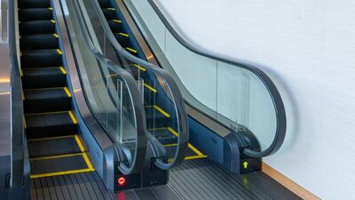 怪談よりも怖い階段の話。エスカレーターにスッと乗れない私。眼下に街やビル内が見渡せるエスカレーターは緊張の極致