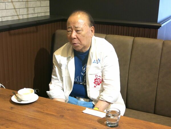 インタビューを受ける近藤光史さん