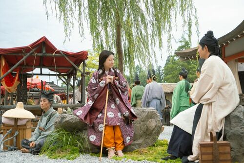 腰を下ろす周明（松下 洸平さん）とまひろ（吉高 由里子さん）と乙丸（矢部 太郎さん）