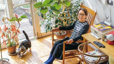 人形作家・粟辻早重92歳ひとり暮らし「食事は基本、3食自炊。リュックを背負って散歩がてら買い物に。1日に1回リビングの天井のバーにぶら下がる」