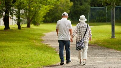 高齢の両親との近居を夫に相談「明確に反対ではないが、快くはない」と言われ、50代妻は落胆。「夫の実家にはよくしてきたのに…」「両親の引っ越しを断るべき？」