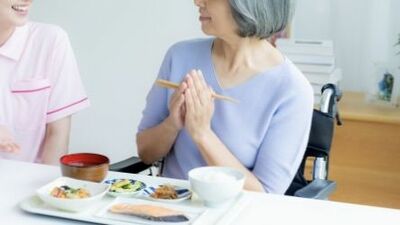 認知症の人から食事後に「まだ食べてない」と言われたらどう答える？介護のプロ「否定せず、相手の思いに寄り添って…。人生の先輩へのリスペクトを忘れずに」