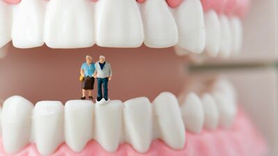 「老け見え」の原因は口元にあった？見落としがちな「銀歯」のリスクとは…。10年後に差がつく「詰め物の選び方」を歯科医師が解説