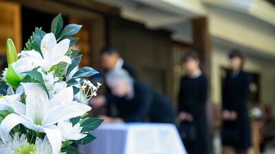 義父の納骨で見た、衝撃の風習に生理的拒否感が。実家の墓に入りたい夫と別に、私は先に逝った愛犬と共に入れるお墓を探して…【ルポ・終活】
