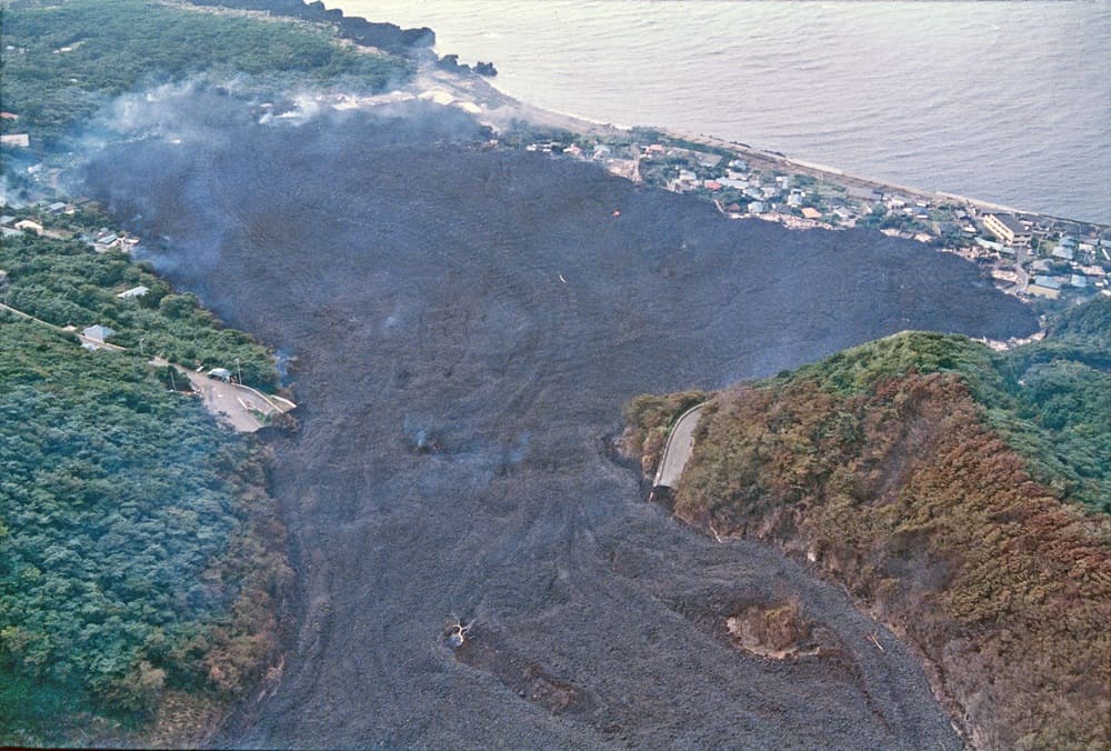 83年の大噴火で約400棟を埋めて焼き尽くした「三宅島」。最終避難バスが出発した10分後には溶岩流が…その噴火の歴史をたどる  日本異界地図｜教養｜婦人公論.jp