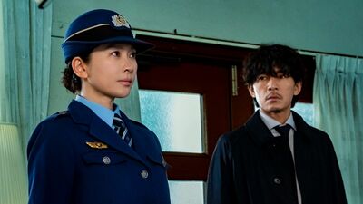 今夜の『パンチドランク・ウーマン』あらすじ。SNSのやり取りから内通者の疑いをかけられるこずえ。一方、佐伯は怜治の事件の再調査を始め…＜ネタバレ＞