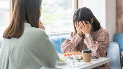 場を盛り上げた後に「言わなければよかった」と反省している＜かくれ繊細さん＞　調子に乗らないよう自分に「ブレーキ」を踏んでいるのかも。その原因は過去にある？