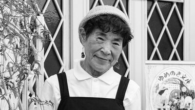 石浜繁子81歳「教育ママだった子育てが、間違いだったと気づいて」。64歳で保育士資格取得、今は自宅の居間を絵本文庫として開放中