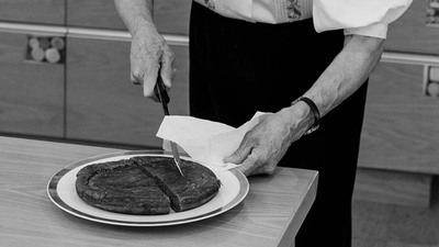 夕食、誕生会、居住者会議の参加がルール。月16万円夕食つき。70代から90代までの10人が共に暮らす「グループリビング」