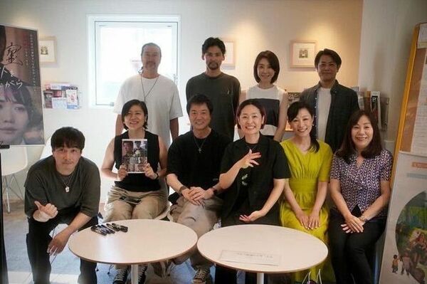 映画「アディクトを待ちながら」出演者、記念撮影